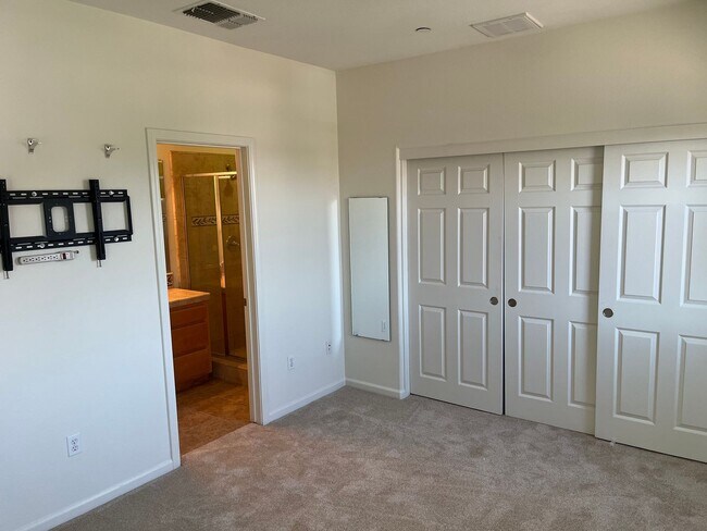 Building Photo - Bright Corner 3BD/3BA Townhome Near BART & Great Mall!