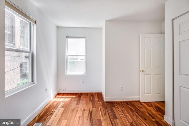 Building Photo - 729 10th St NE