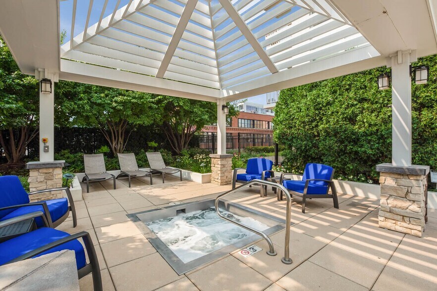 Hot tub - 316 W Erie St