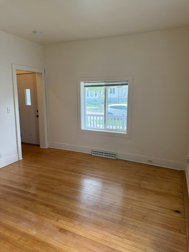 Building Photo - 613 S Dewey St