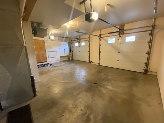 Building Photo - A gorgeous Eagle River home with views for...