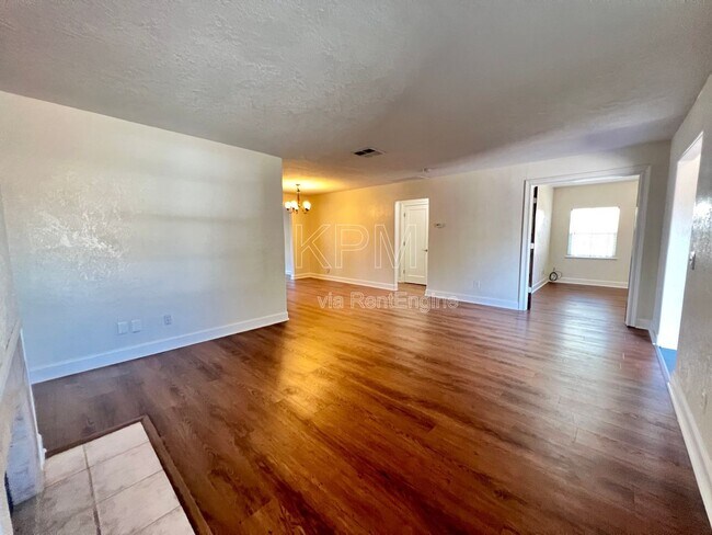 Building Photo - 2016 Canal Dr