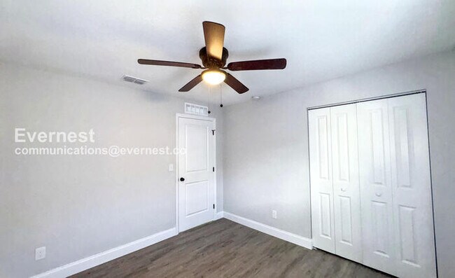 Building Photo - 4 Bed/2 Bath Home with Driveway / Availabl...