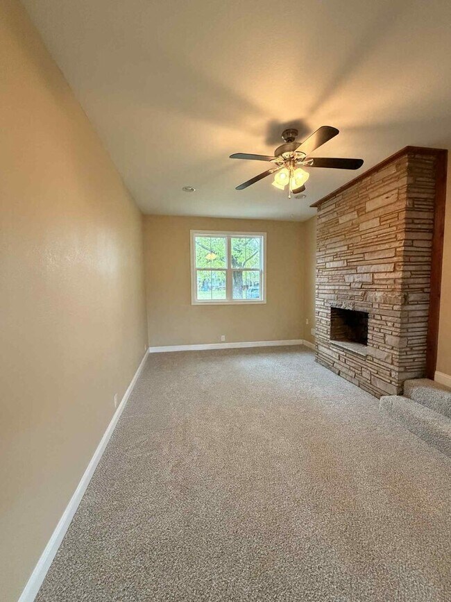 Building Photo - BEAUTIFUL 3 BEDROOM / 2 BATHROOM HOME IN JOPLIN MO- CLOSE TO HOSPITALS!