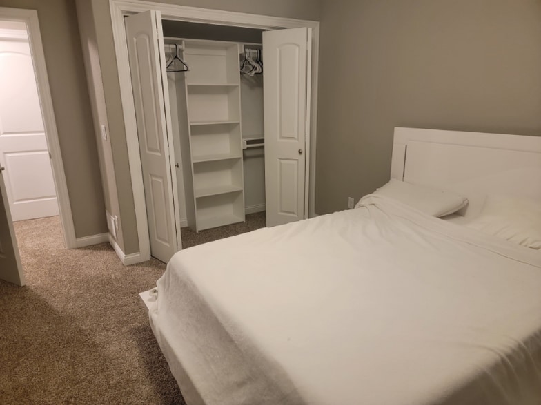 Building Photo - 605 NE Dellwood Dr