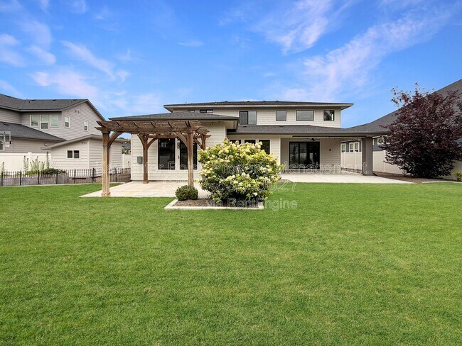 Building Photo - 8343 W Sparks Lake Dr