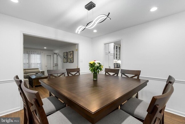 Building Photo - 9830 Meadow Valley Dr