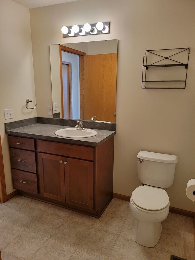 Building Photo - 2 Level Townhouse