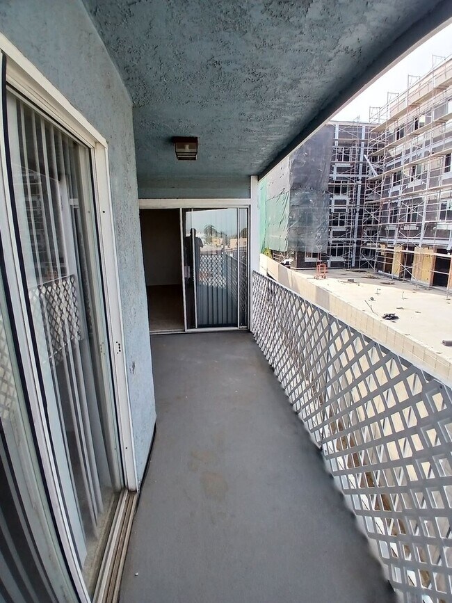 Building Photo - 955 E 3rd St