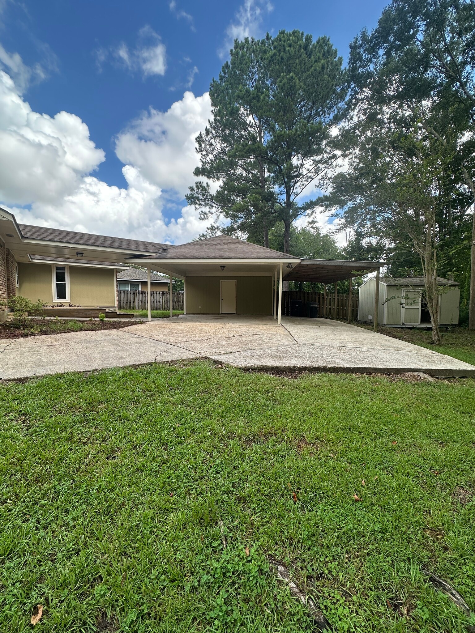 Building Photo - 13235 Country Park Ave