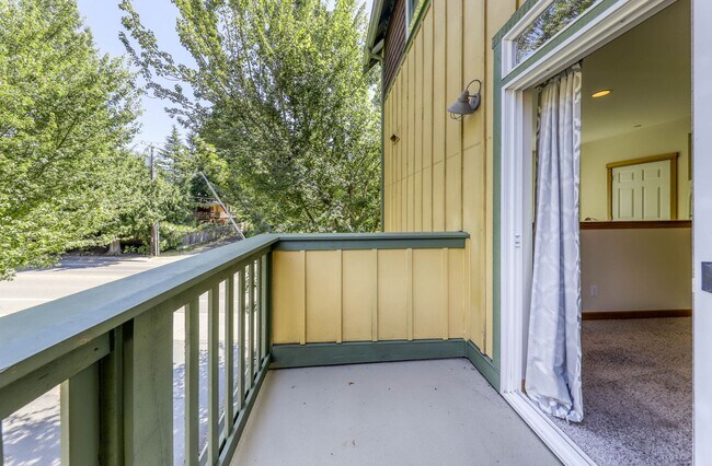 Building Photo - August Rent 50% Off  - Courtyards Condominium unit in Town