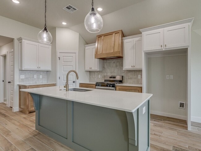 Building Photo - Brand New home In Azalea!