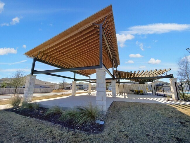 Building Photo - Beautiful and Spacious 4/BR 3.5/BA Modern ...
