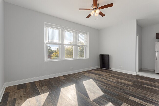Building Photo - 1608 W Sherwin Ave
