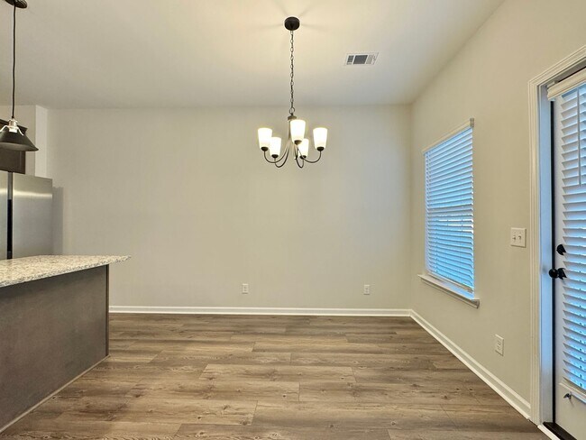 Building Photo - $500 RENT CREDIT | MOVE IN READY! (Pet Friendly)