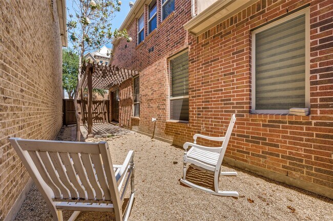 Building Photo - 4068 Winsor Dr