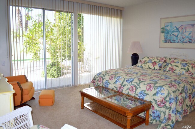Building Photo - Remodeled 'Fairview Cottage',Long Term. UN...