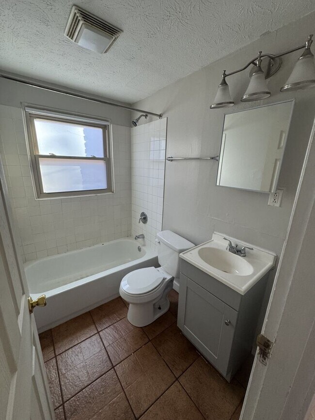 Building Photo - 321 W Norman Ave