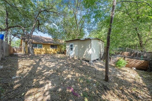 Building Photo - 1213 Dobie Dr