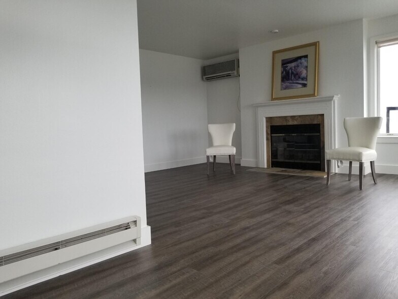 Living room with new floor - 1931 Broadway E