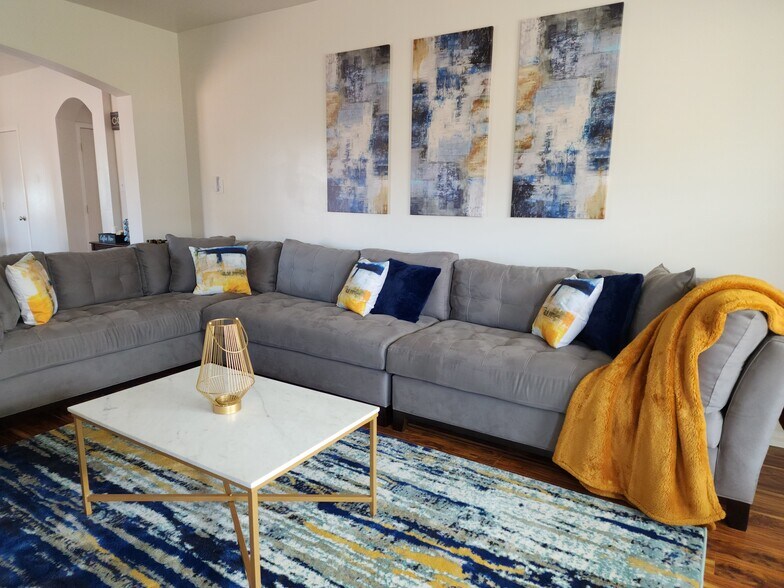 Living Room - 4710 Montclair Hill Ln