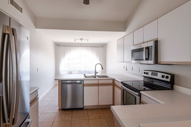 Building Photo - Stylish 3-Bedroom Home with Pool in Phoenix