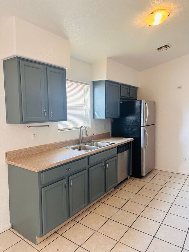 Building Photo - LOVELY HOME - 2 BEDROOM PLUS LARGE DEN - LARGE YARD