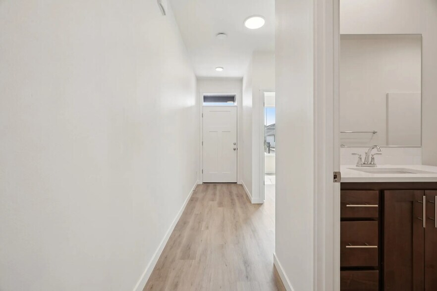 Building Photo - 1915 NW 18th Ave