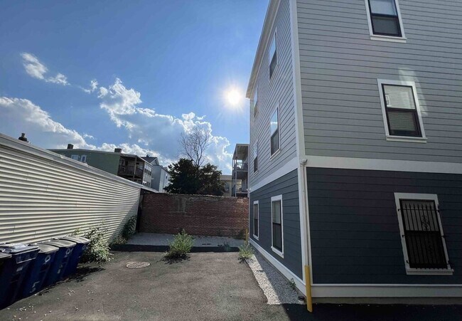 Building Photo - 65 Burrell St