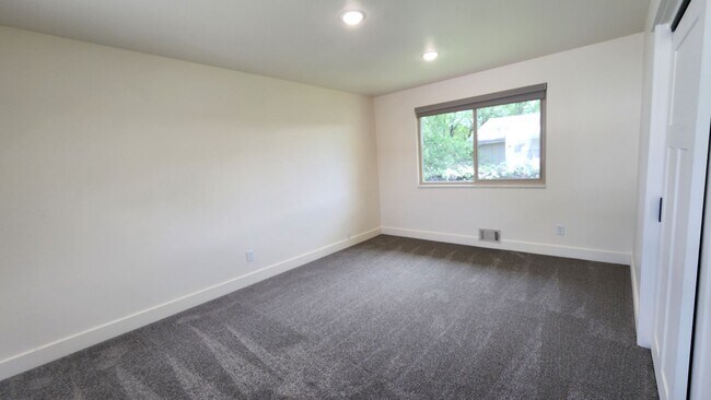 Building Photo - Earnshaw Estates 2