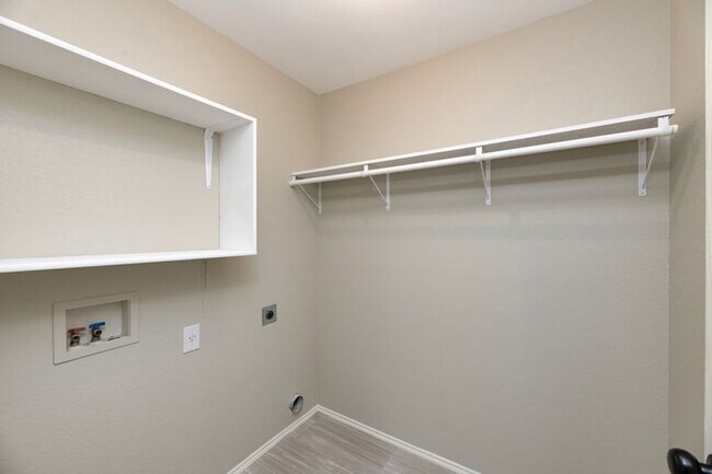 Building Photo - Move in Ready! 3 Bed/ 2 Bath in White Sett...