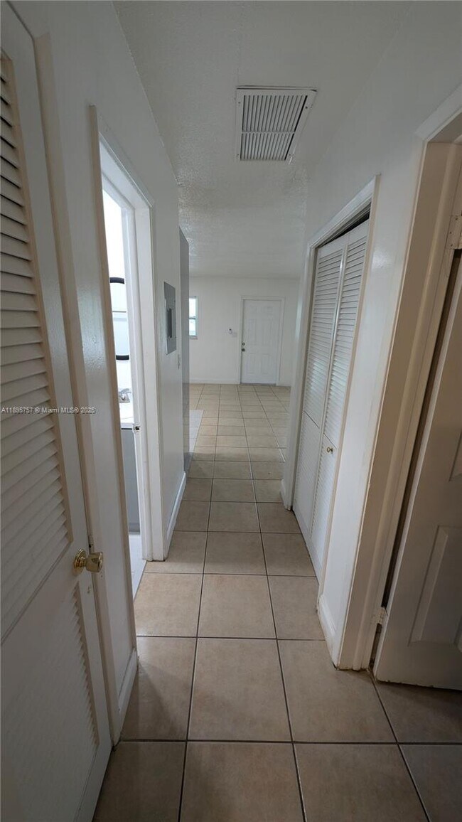 Building Photo - 460 NE 45th St