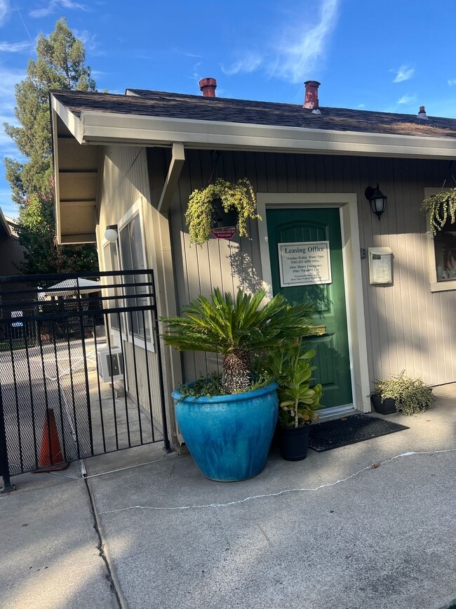 Building Photo - Spacious 1 and 2 Bedrooms, Gated, Pool & READY TO GO!