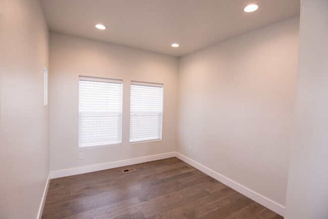 Building Photo - Gorgeous 2-Story Home In a Gated Community!