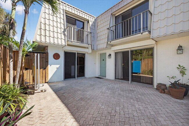 Building Photo - 1700 Embassy Dr