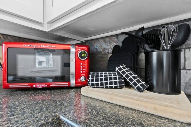 Building Photo - Flexible Furnished 2 BR 1 BA w/ garage and...