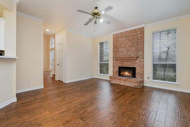 Building Photo - 704 White Oak St