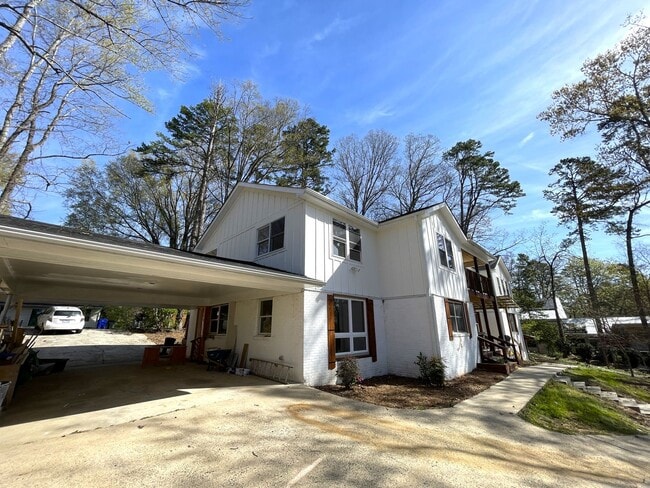 Building Photo - Big and Beautiful House with attached 1br ...