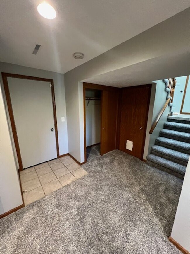 Building Photo - Bright & Spacious 3 Bedroom With Finished ...