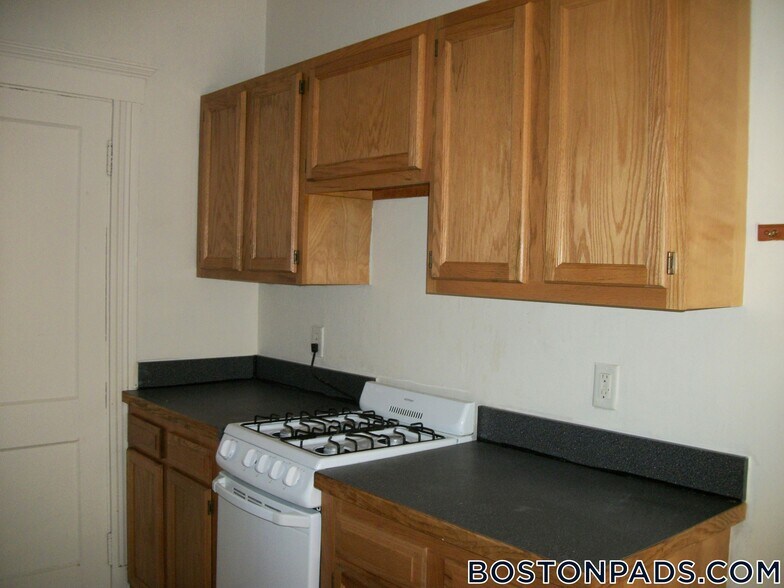 Building Photo - 231-235 Park Dr