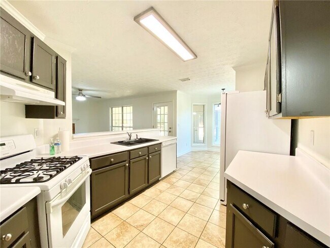 Building Photo - 640 Suwanee Lakes Cir NW