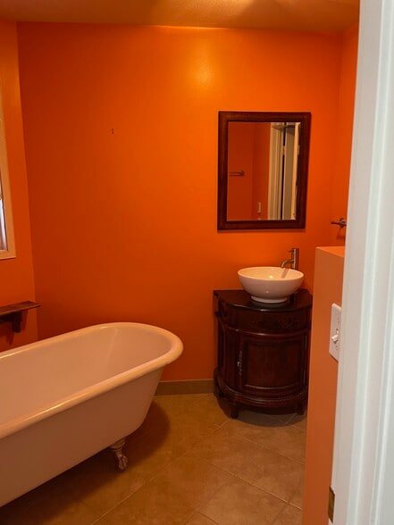 Master bathroom (other view) - 2533 La Honda Dr