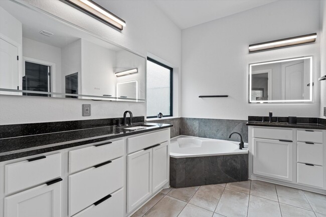 Building Photo - Stunning 4-Bedroom Home in Northwest Austi...