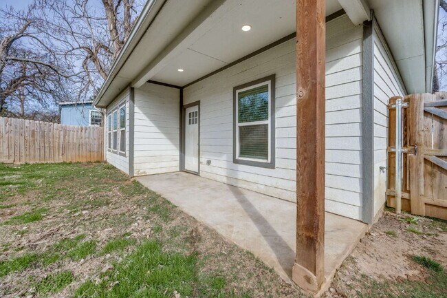 Building Photo - 3-Bed Home with Fenced Yard & Attached Garage in Sunny Side – Denison