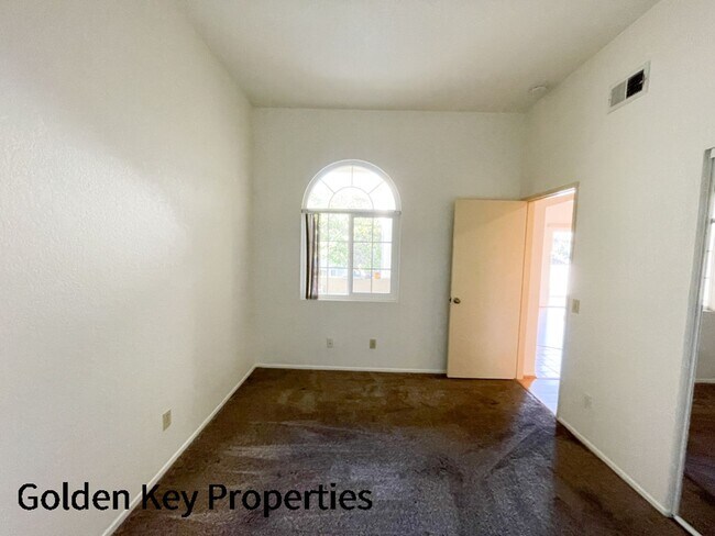 Building Photo - 2BR/1.5BA Condo in Charlemont in Vista! Cl...