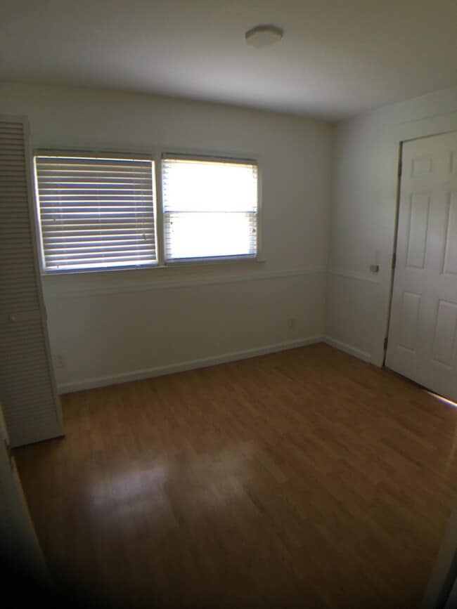 Building Photo - Radford (West End), 2 BR / 1 BA, Available August