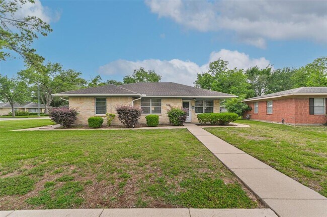 Building Photo - 10414 Woodwind Dr