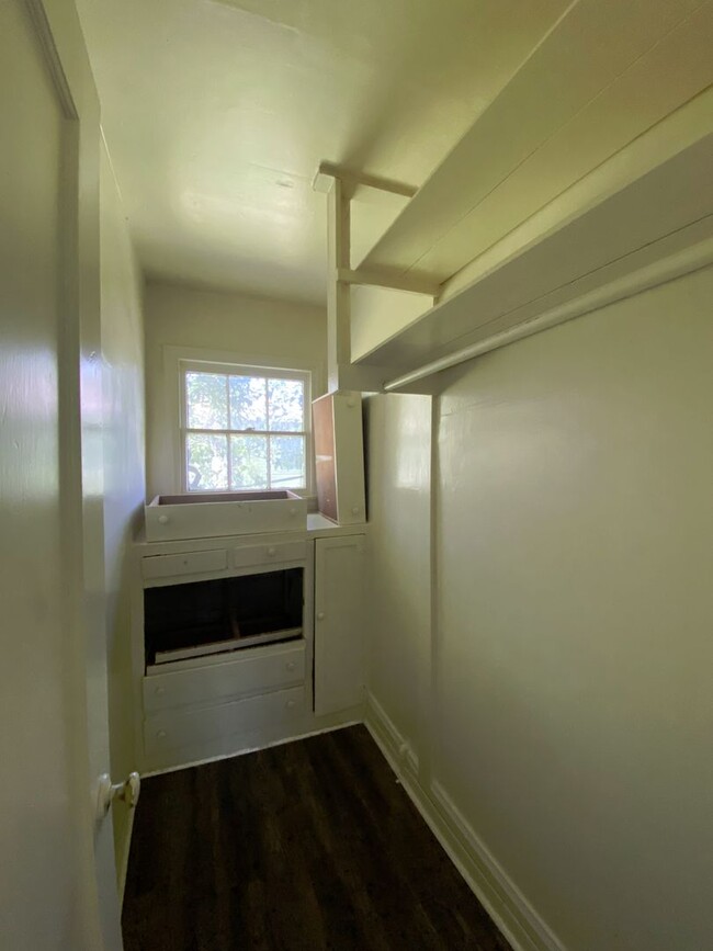 Building Photo - Apartment