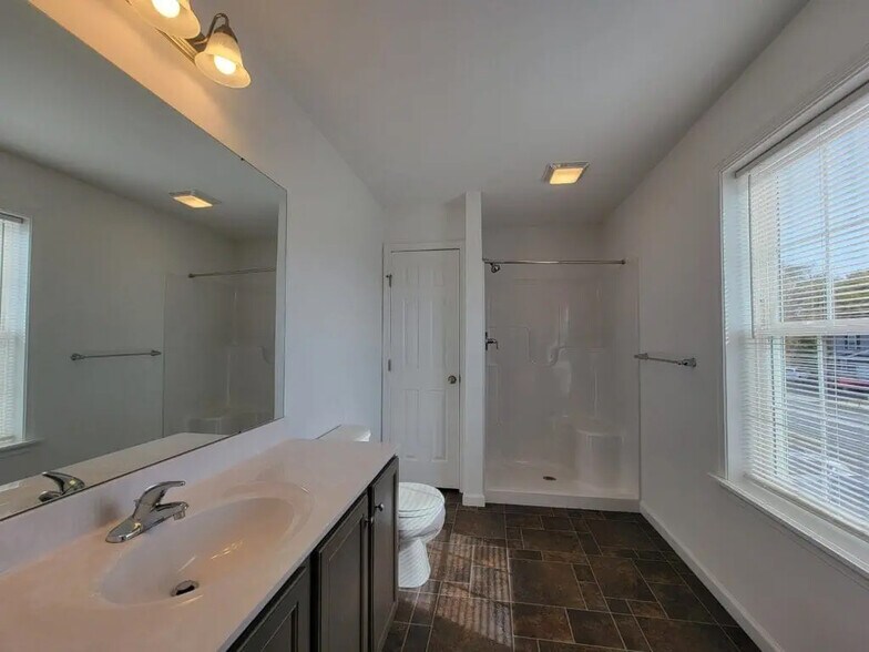 Building Photo - 126 Robert Cir