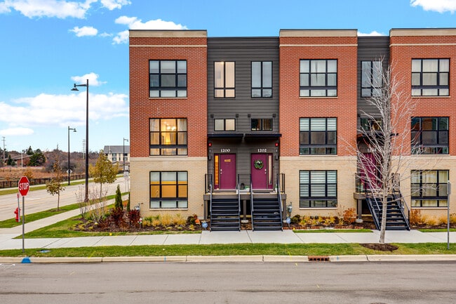 Primary Photo - 1200 Lakepointe Dr